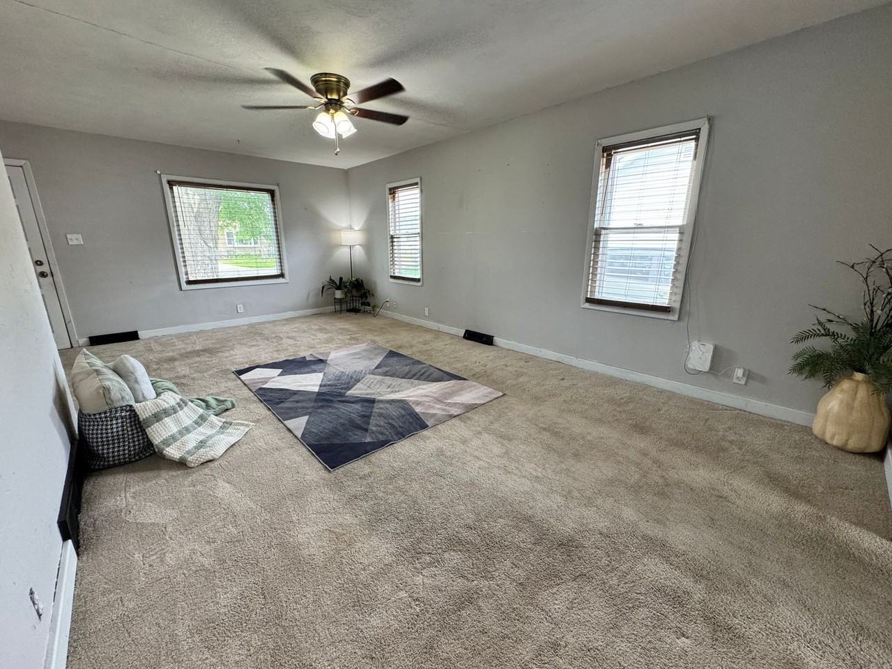 230 E Gilbert Dr - Photo 4 of 27