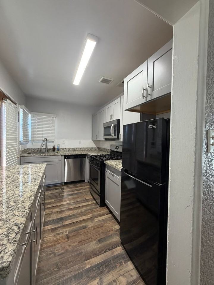630 N Manor St - Photo 3 of 13