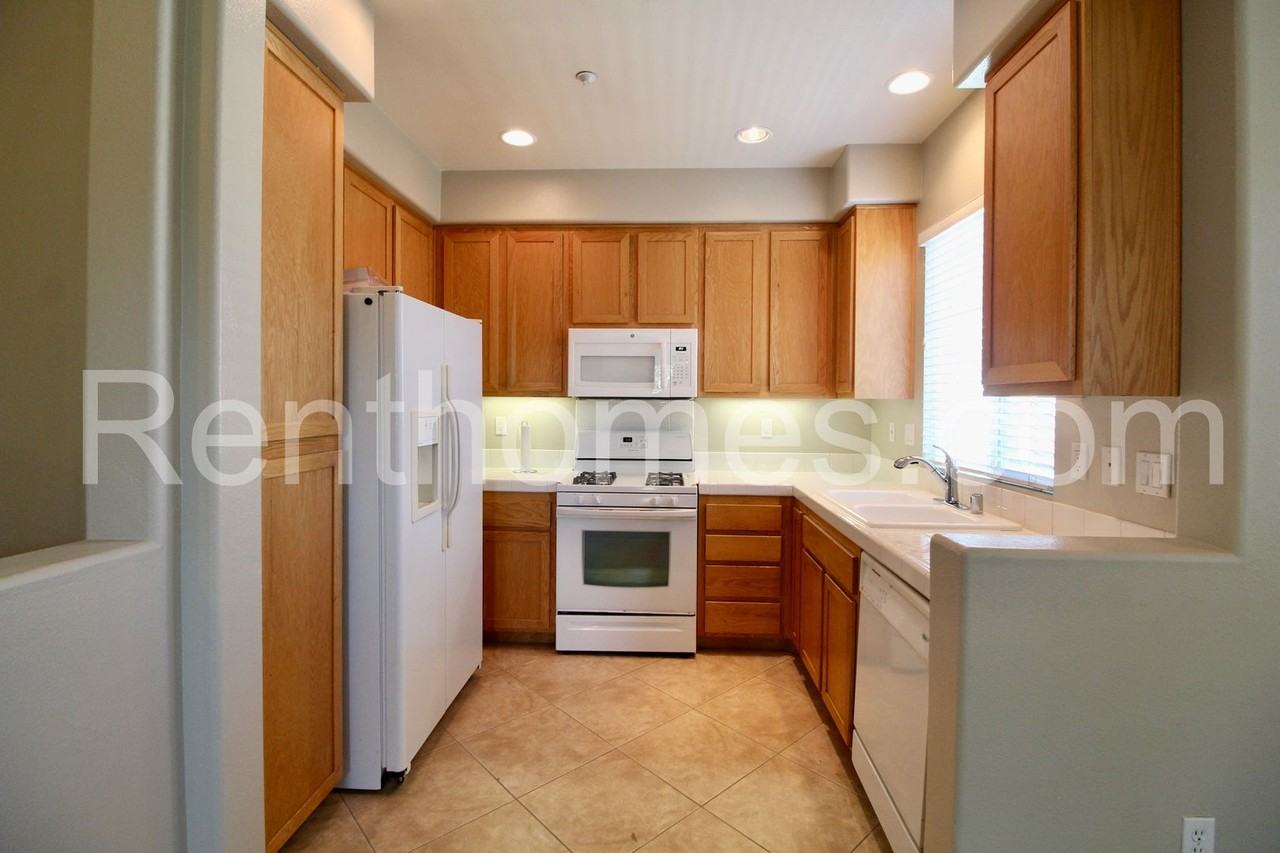 314 Borden Rd - Photo 4 of 17