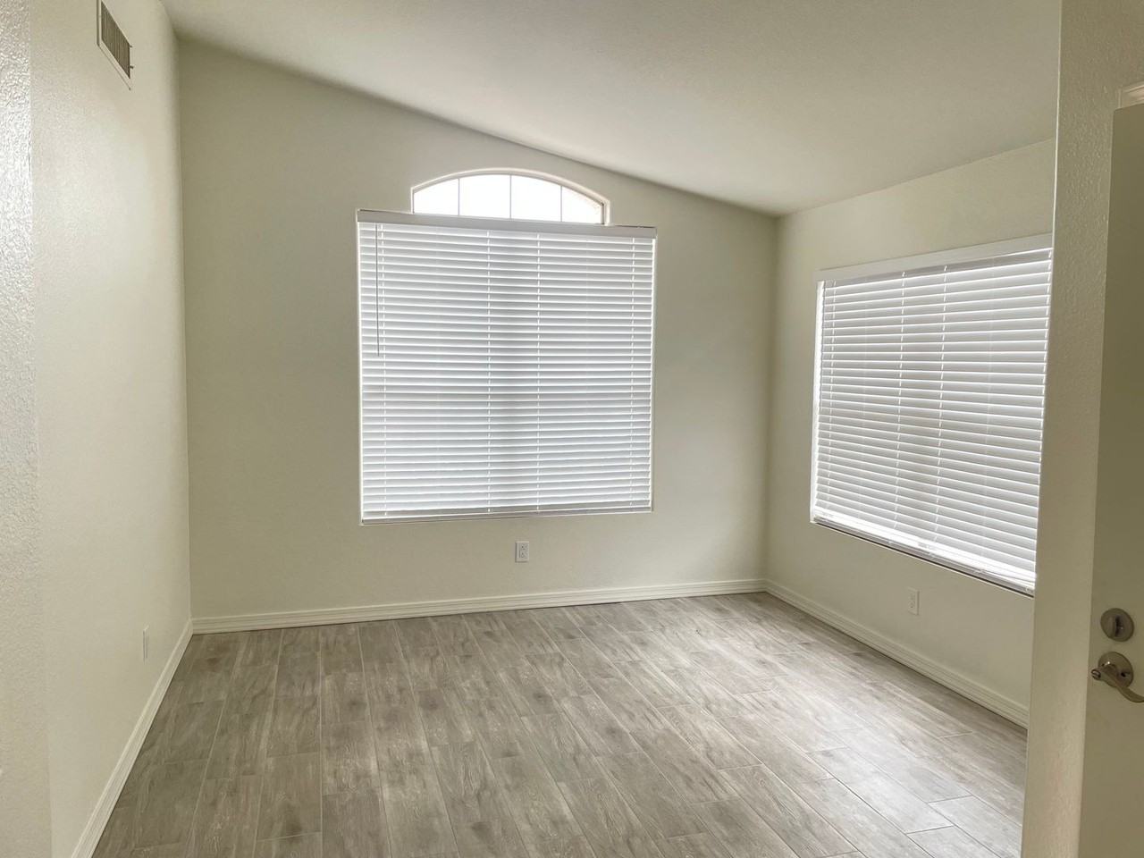 1113 W Sparrow Dr - Photo 2 of 11