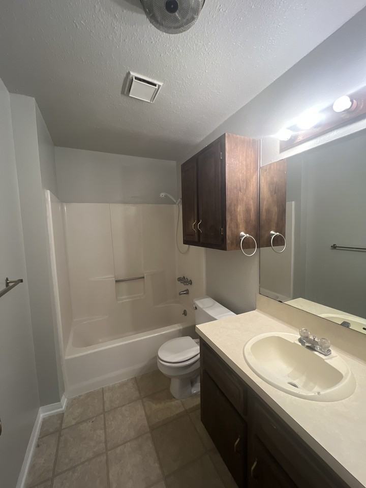 305 Veterans Ave #F - Photo 5 of 8
