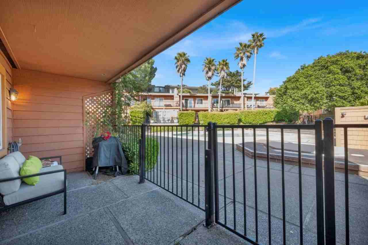 128 Stanford Way - Photo 5 of 17