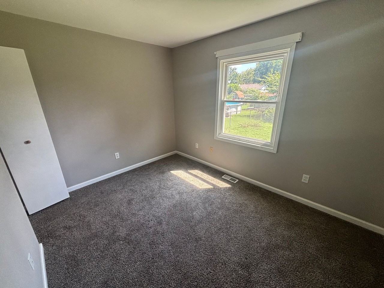 449 Shellview St - Photo 5 of 8