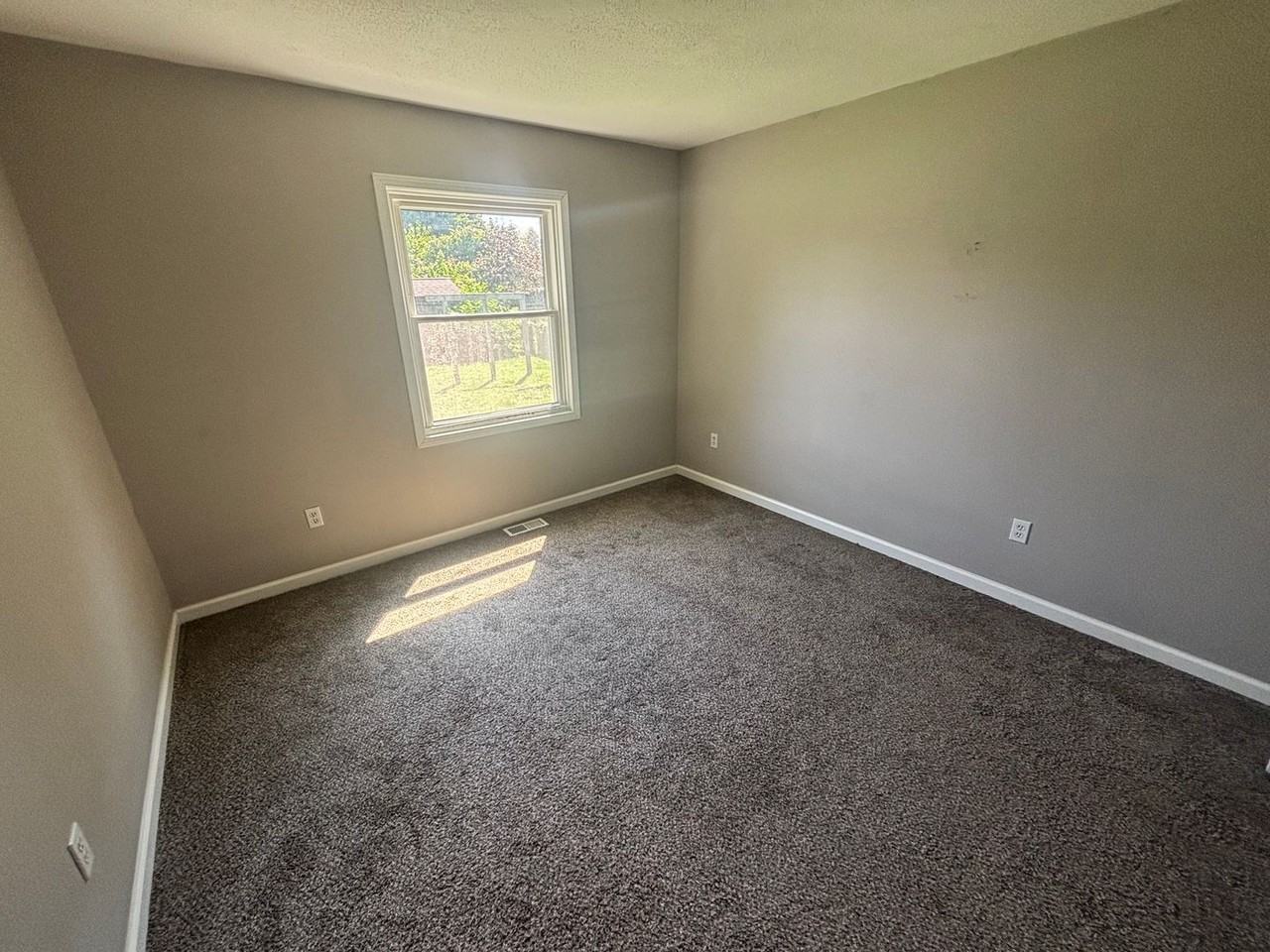 449 Shellview St - Photo 6 of 8