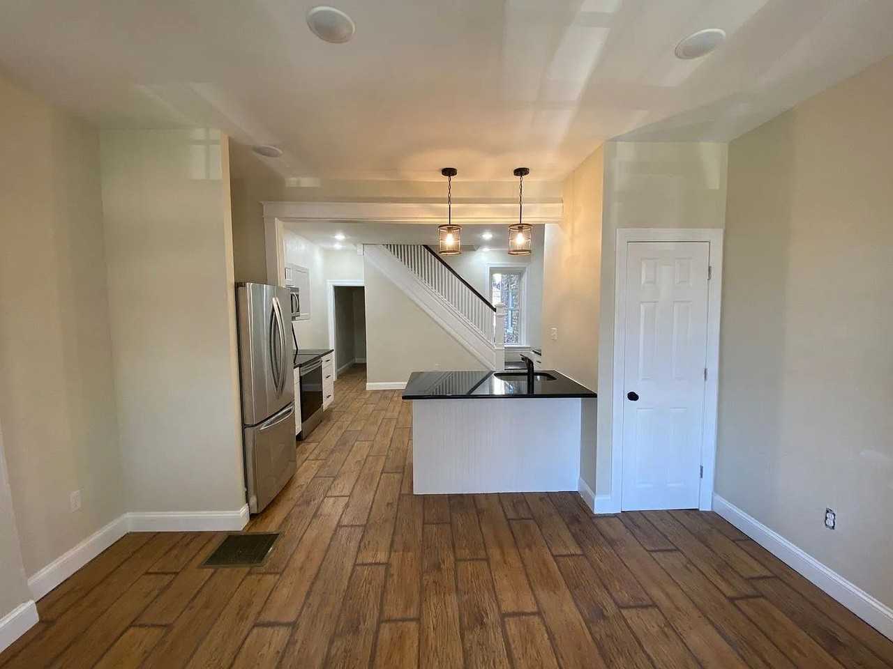 445 Manor St - Photo 2 of 28