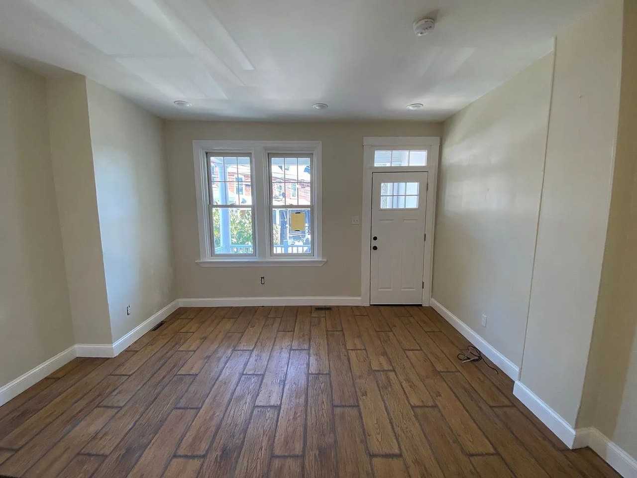445 Manor St - Photo 3 of 28