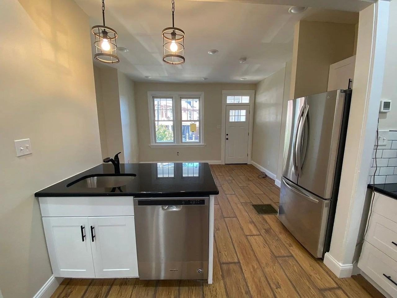 445 Manor St - Photo 4 of 28