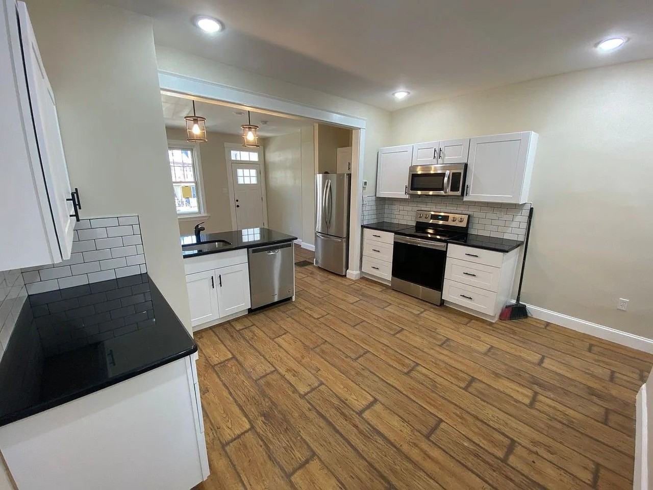 445 Manor St - Photo 5 of 28