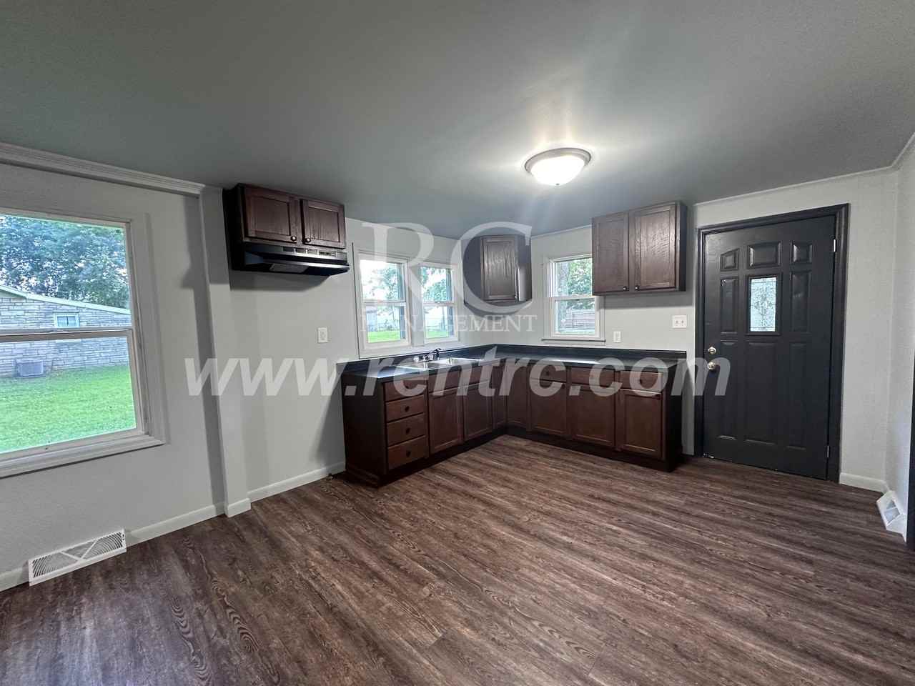 1420 Meitzler St - Photo 2 of 13