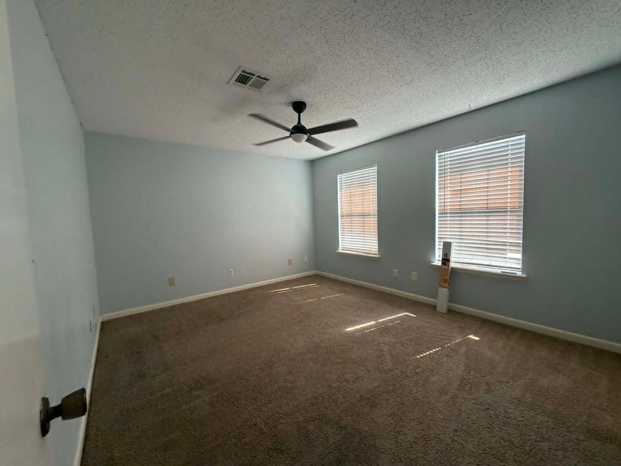 302 Jackson Ave - Photo 4 of 8
