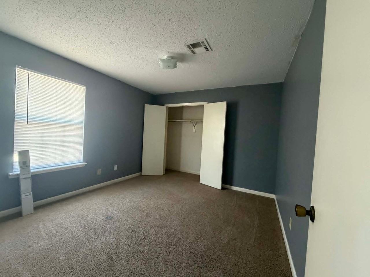 302 Jackson Ave - Photo 5 of 8