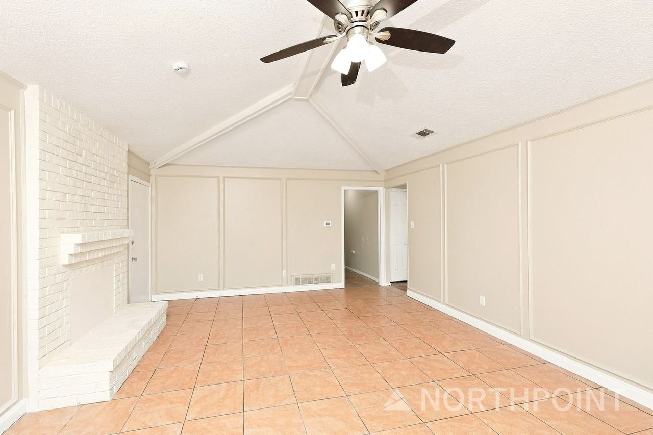 1315 Drury Dr - Photo 3 of 15