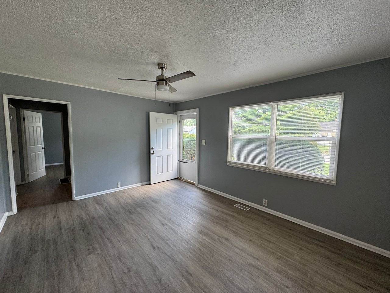 2029 N Goodlet Ave - Photo 4 of 26