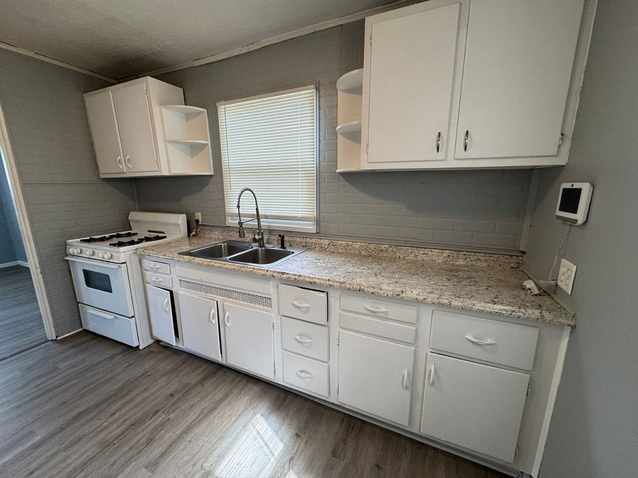 2029 N Goodlet Ave - Photo 7 of 26