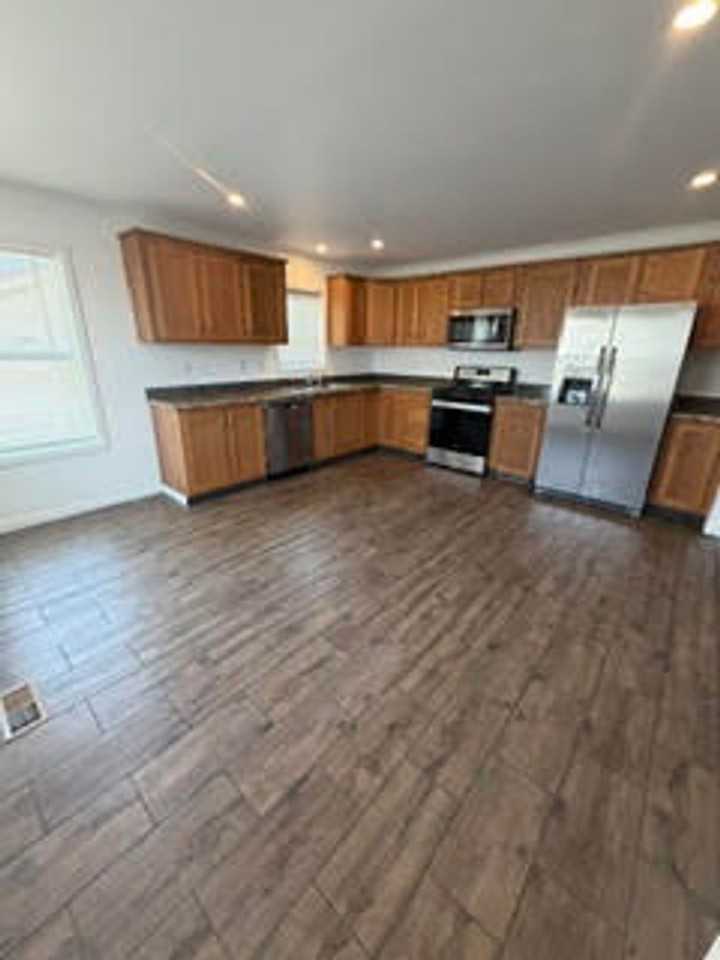 208 Onandaga Ave - Photo 3 of 10