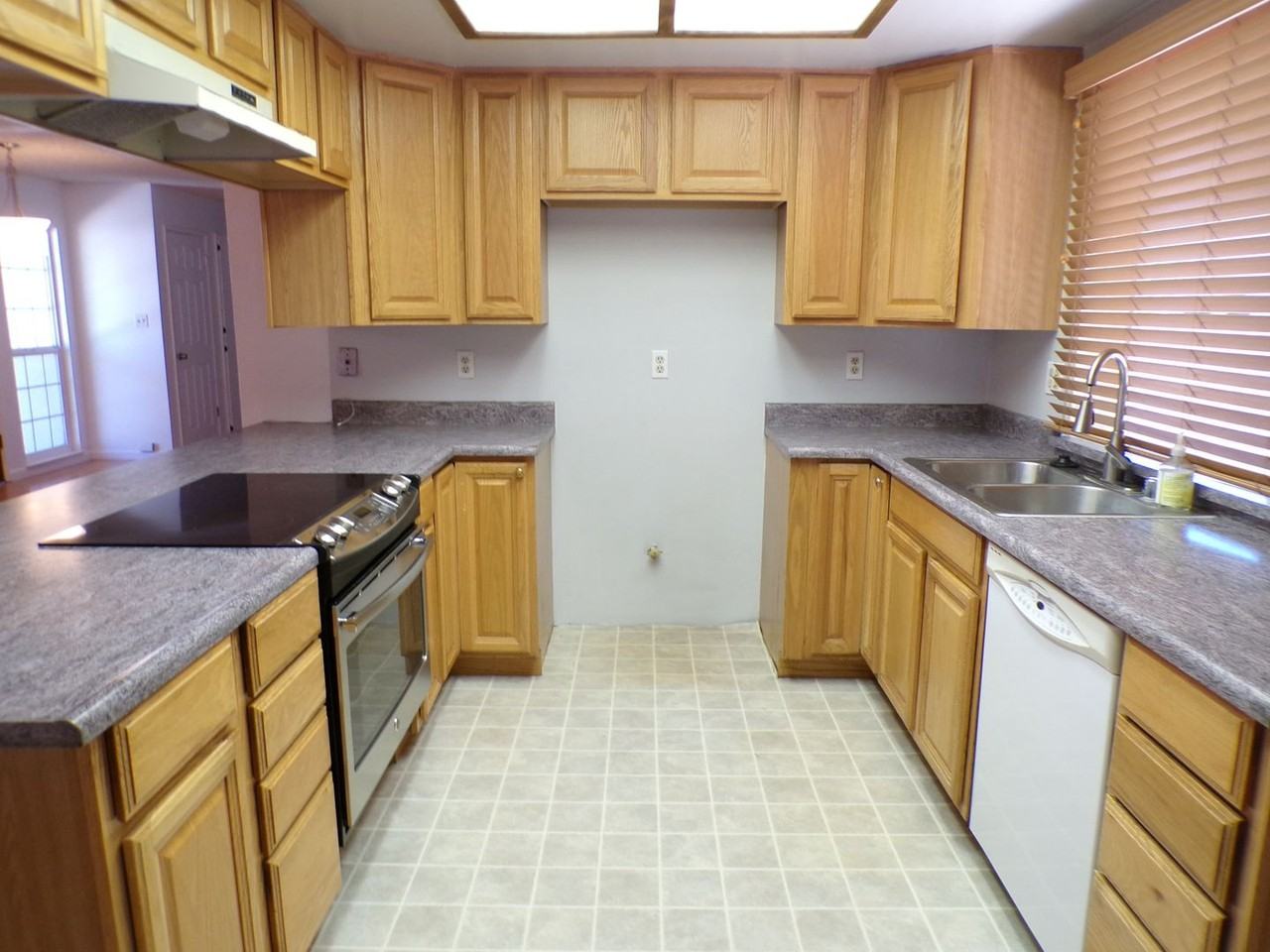 1600 Fairington Ln - Photo 3 of 18