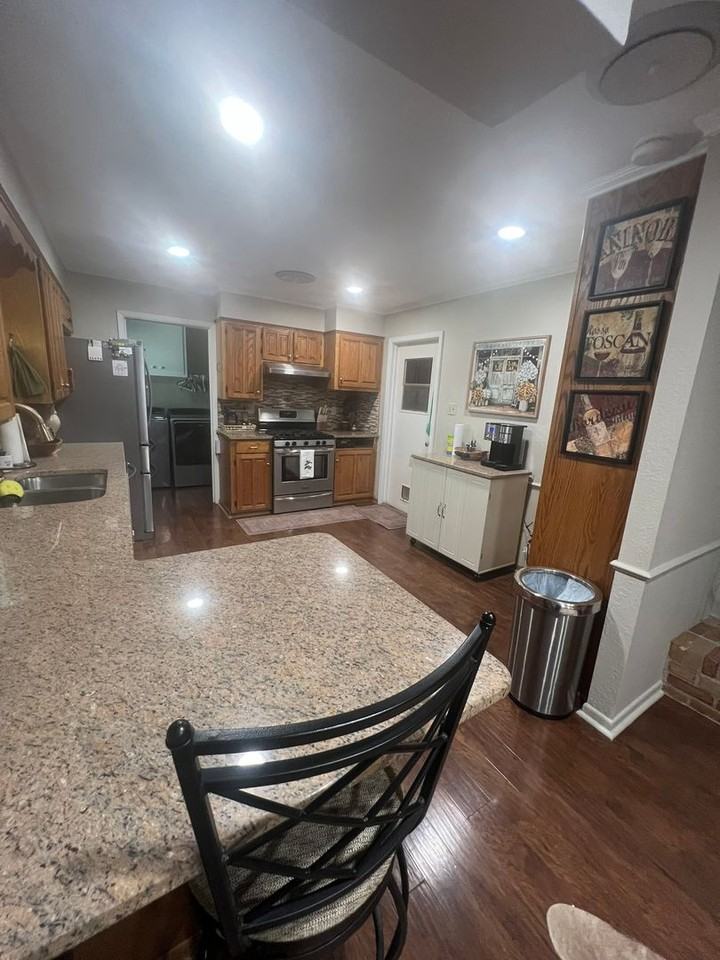 1526 Rosewood Dr - Photo 5 of 15