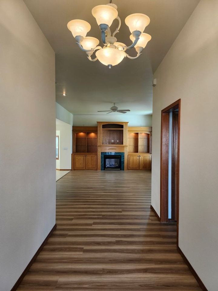 106 Prestwick Ln - Photo 4 of 39
