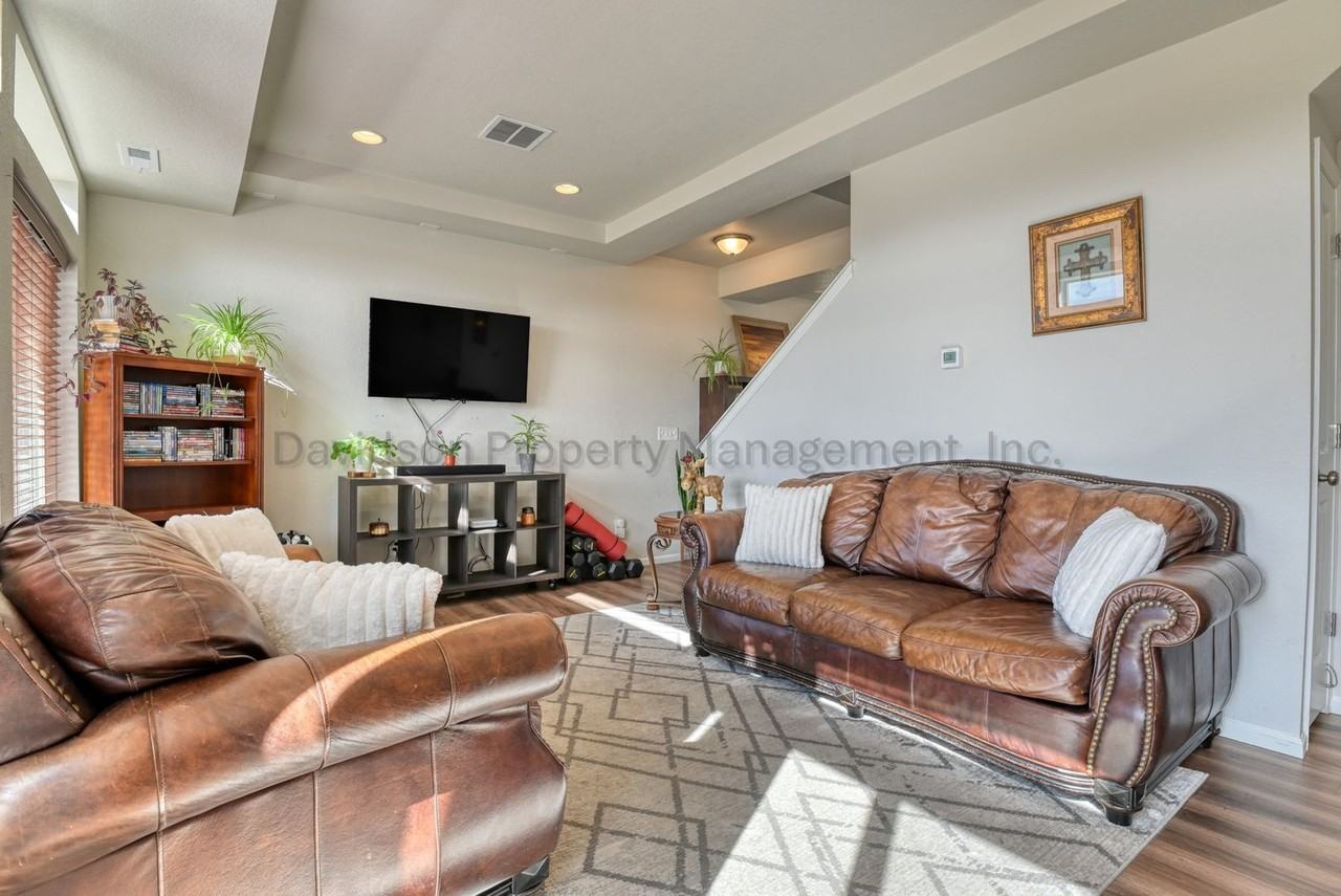 7050 Silvergrass Dr - Photo 4 of 15