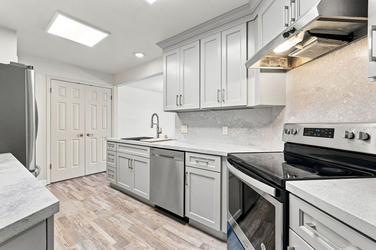22555 Kinst Ct - Photo 3 of 24