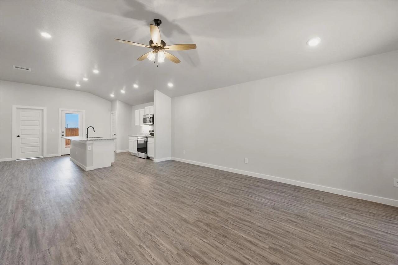 5548 Auburn St - Photo 6 of 12
