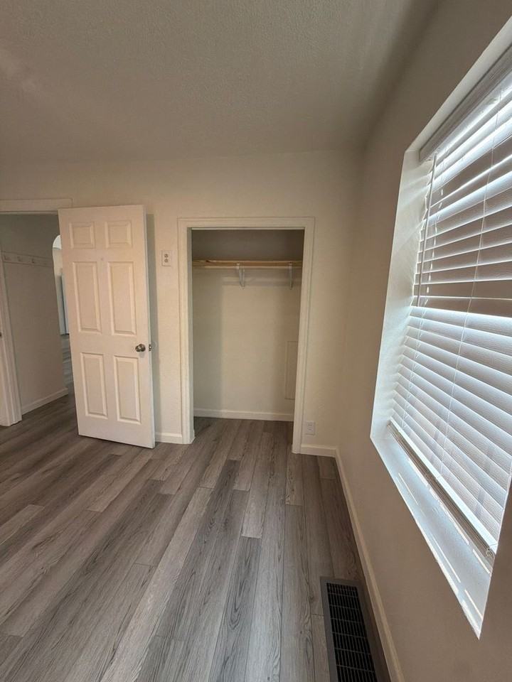2410 Englewood Ave - Photo 4 of 40