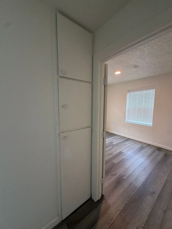2410 Englewood Ave - Photo 6 of 40