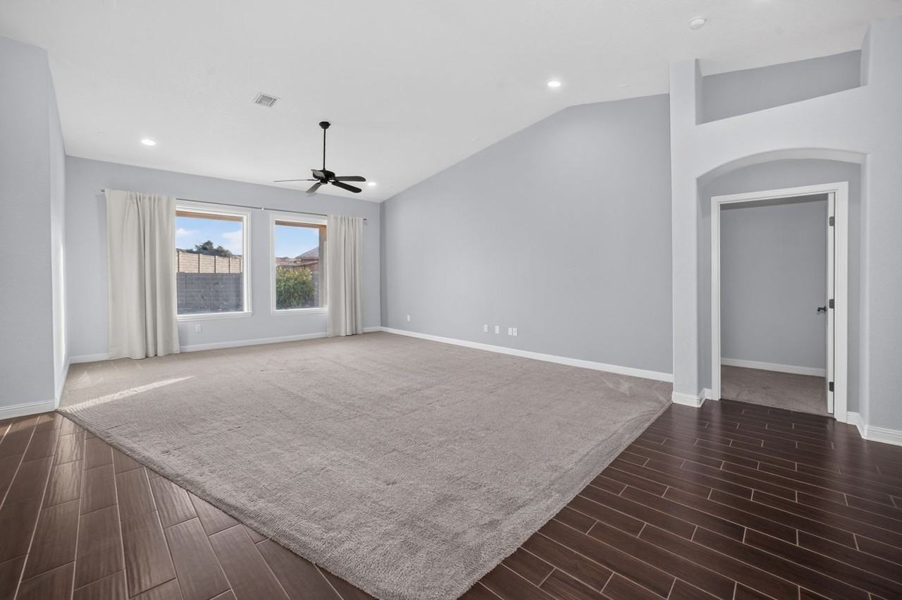 2792 S Aurora Ave - Photo 2 of 33