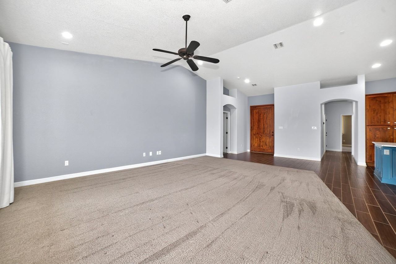 2792 S Aurora Ave - Photo 4 of 33