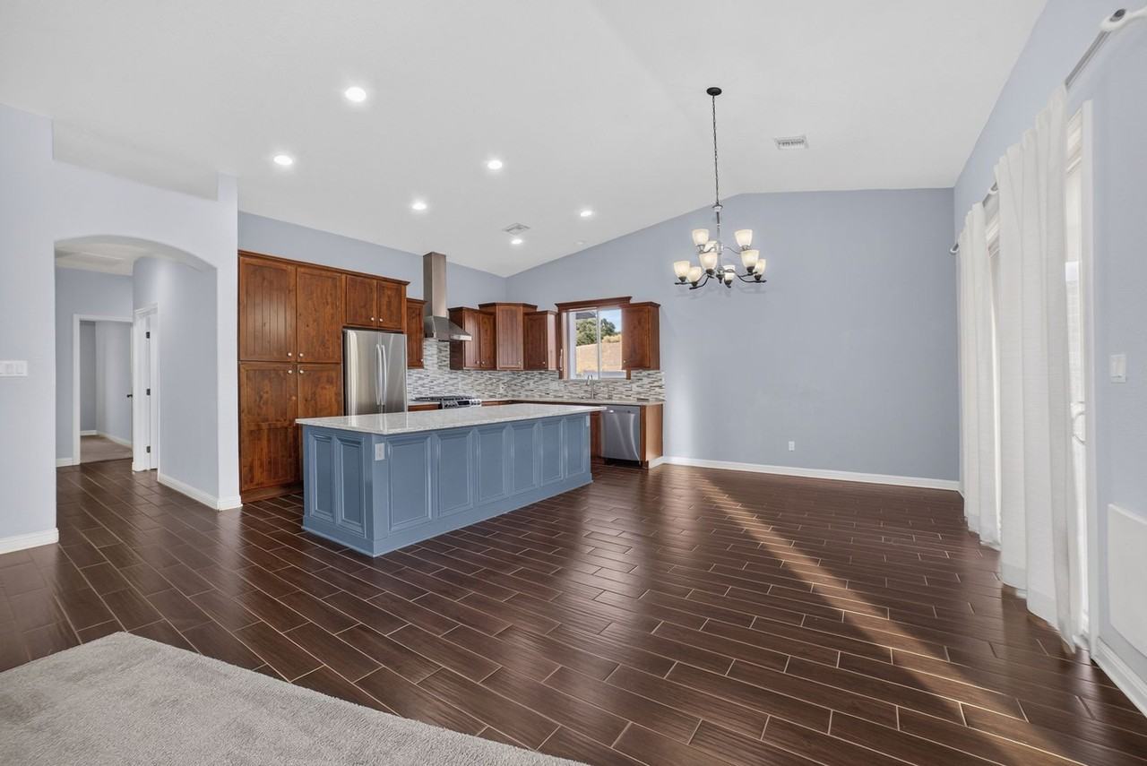 2792 S Aurora Ave - Photo 7 of 33