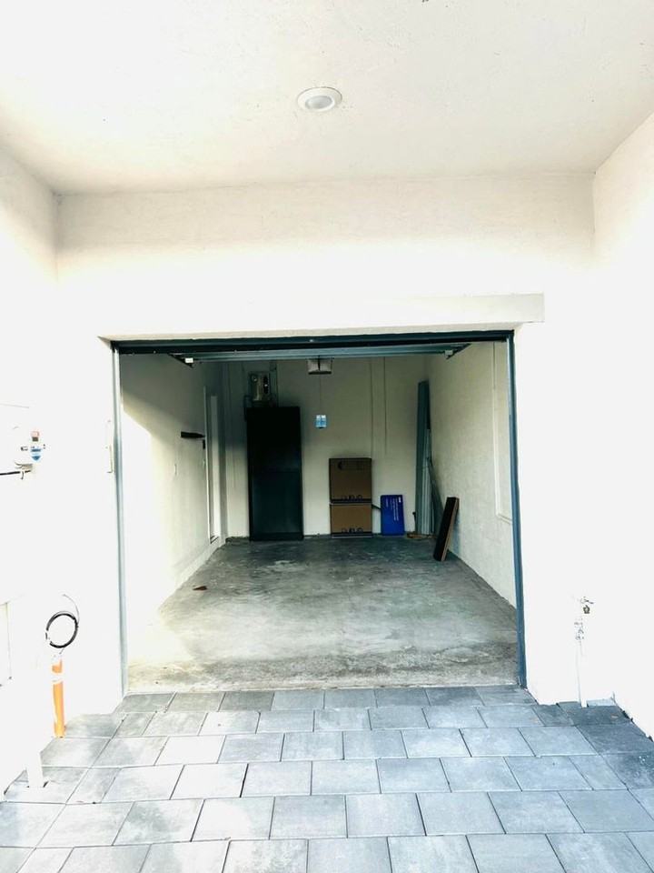 542 Sw 19th Ter - Photo 3 of 18