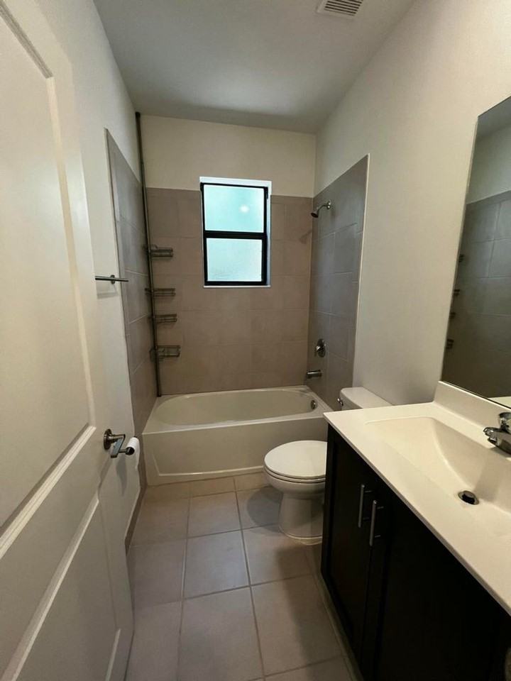 542 Sw 19th Ter - Photo 7 of 18