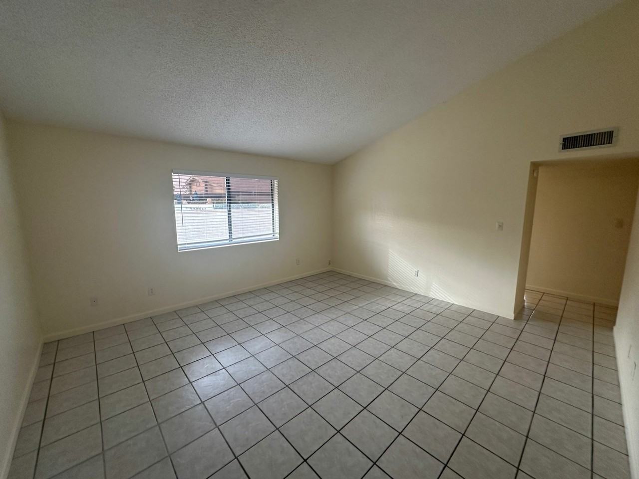 784 W 37th St - Photo 3 of 19
