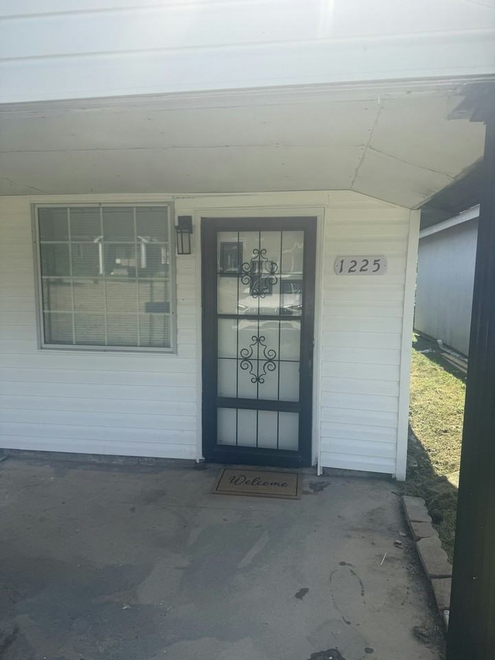 1225 Buckley Ave - Photo 4 of 29