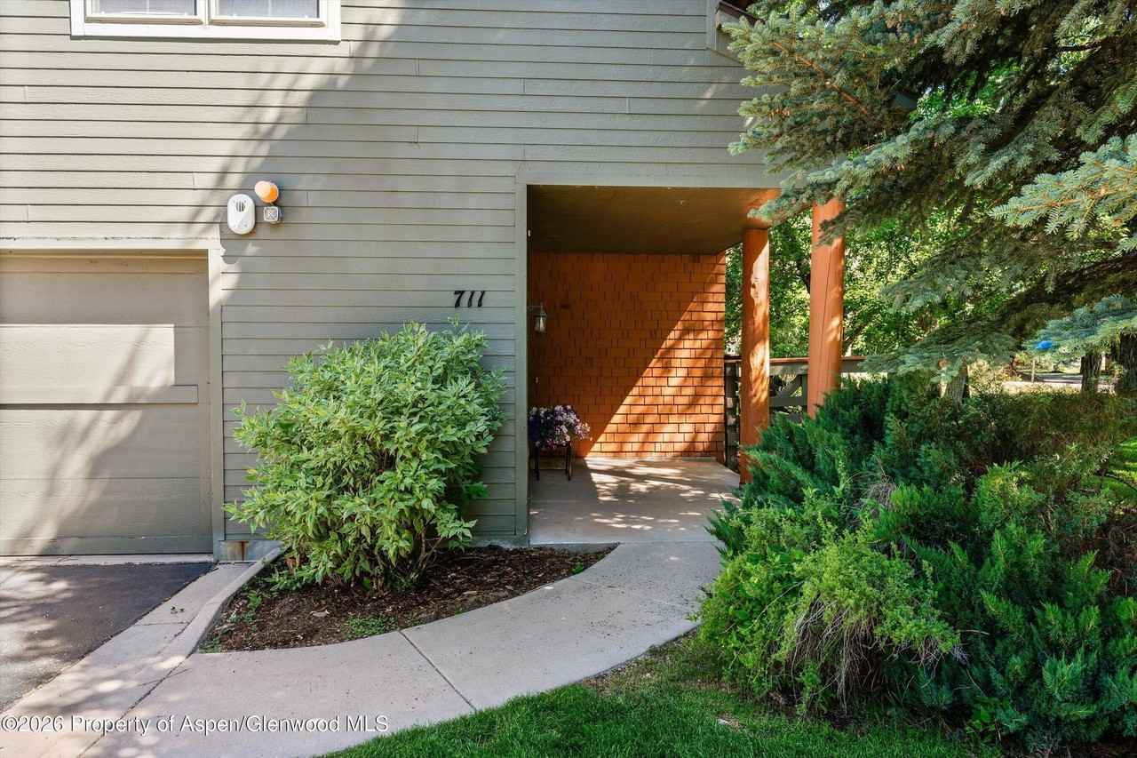 711 Evans Ct - Photo 3 of 32