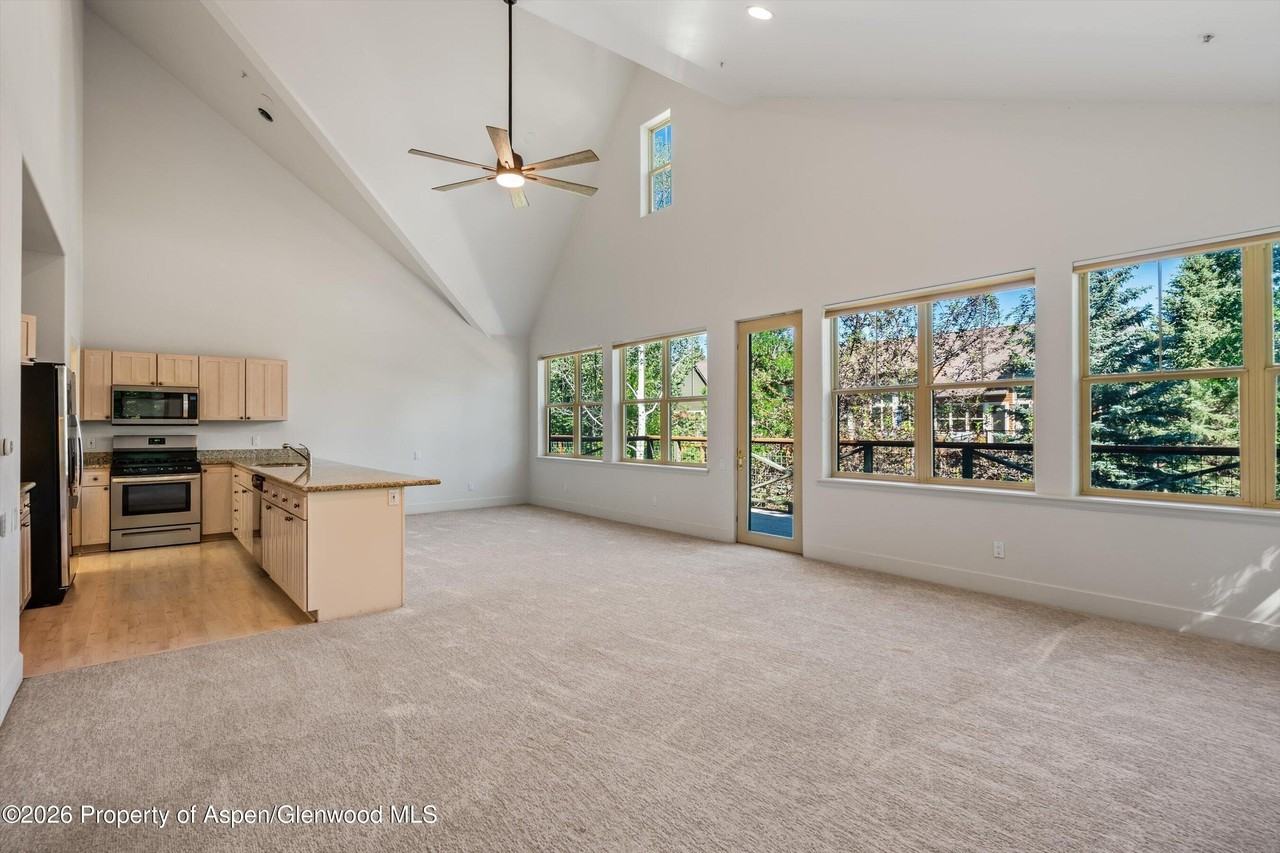 711 Evans Ct - Photo 4 of 32