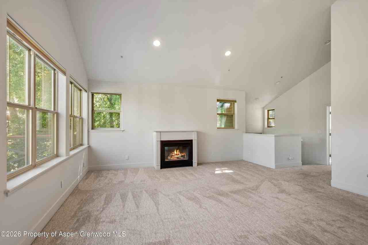 711 Evans Ct - Photo 6 of 32