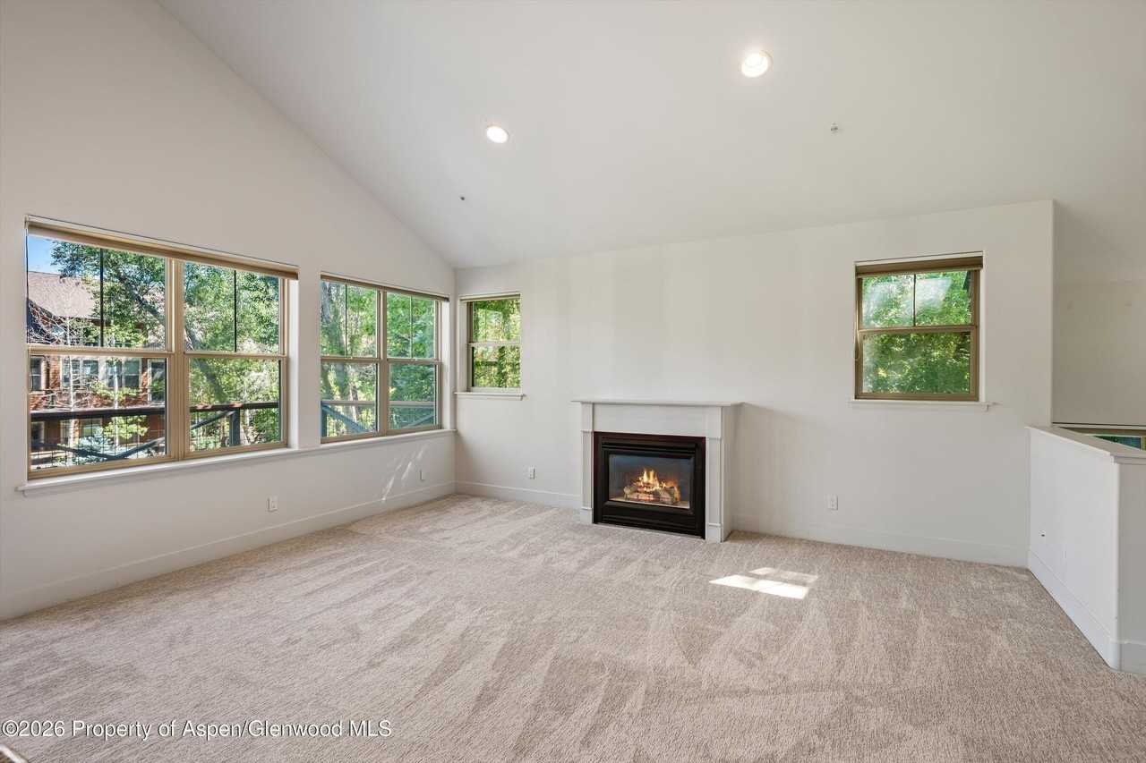 711 Evans Ct - Photo 7 of 32