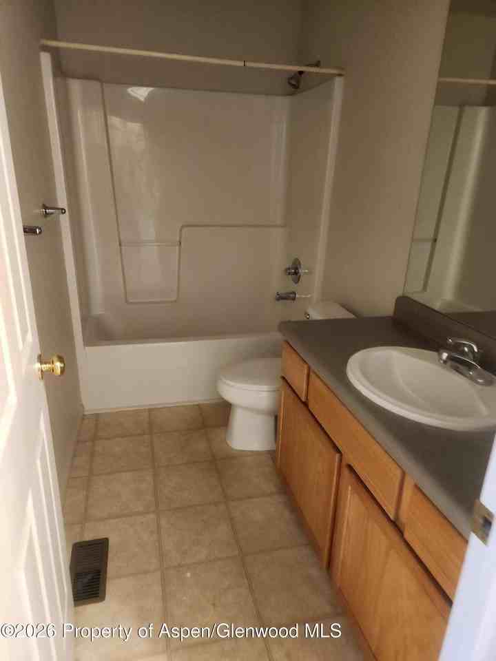 940 W 24th St - Photo 7 of 8