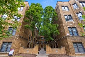 featured image of 2332 W Addison St #J2