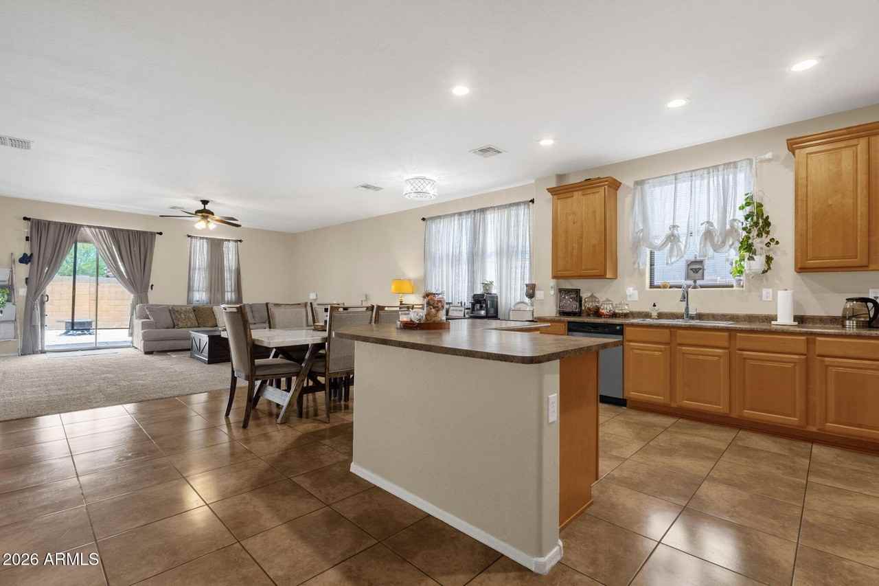 3422 W Leodra Ln - Photo 4 of 36