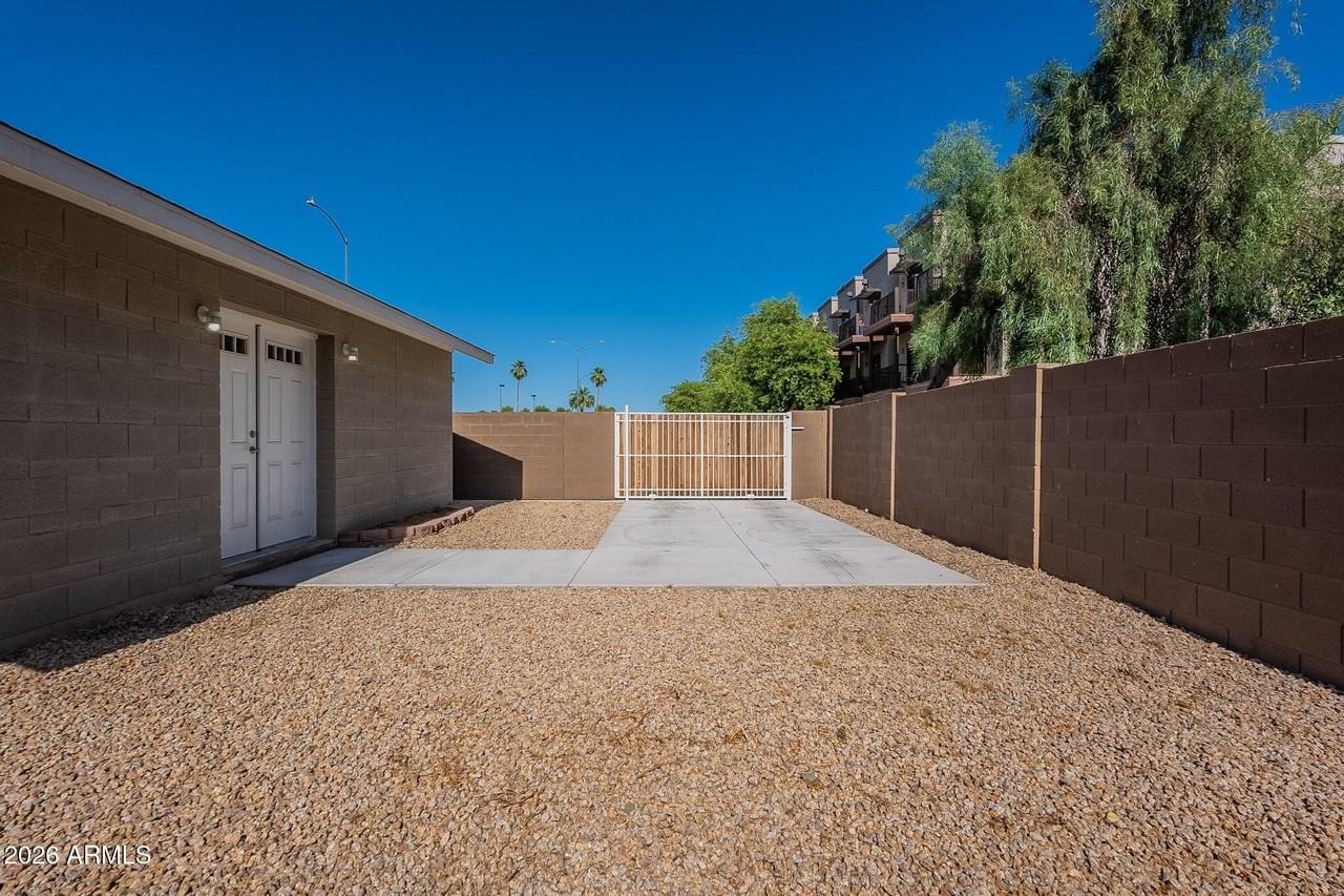 523 N Pasadena #B - Photo 4 of 36