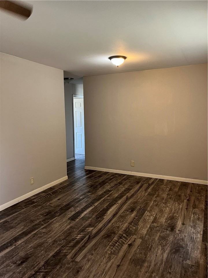 4418 Vestal St - Photo 4 of 18