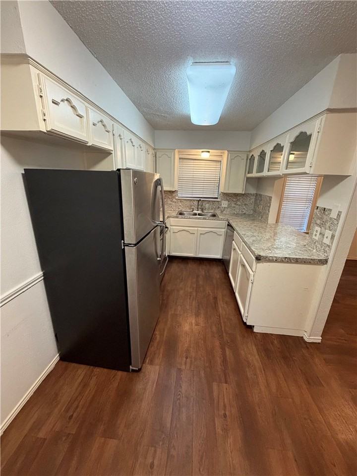 5180 Middlecoff Rd - Photo 3 of 15