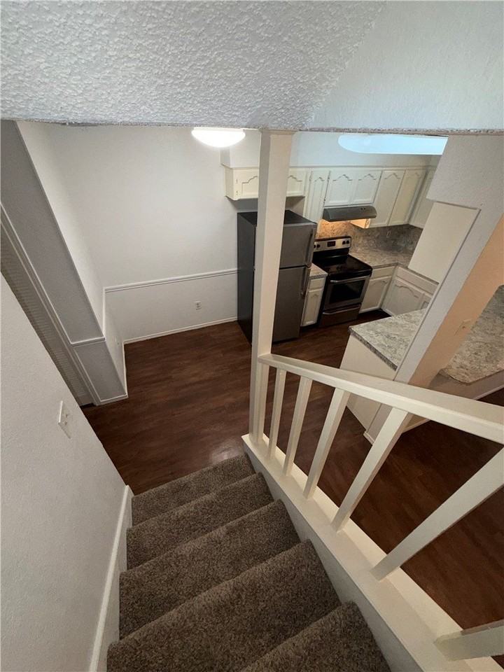 5180 Middlecoff Rd - Photo 4 of 15