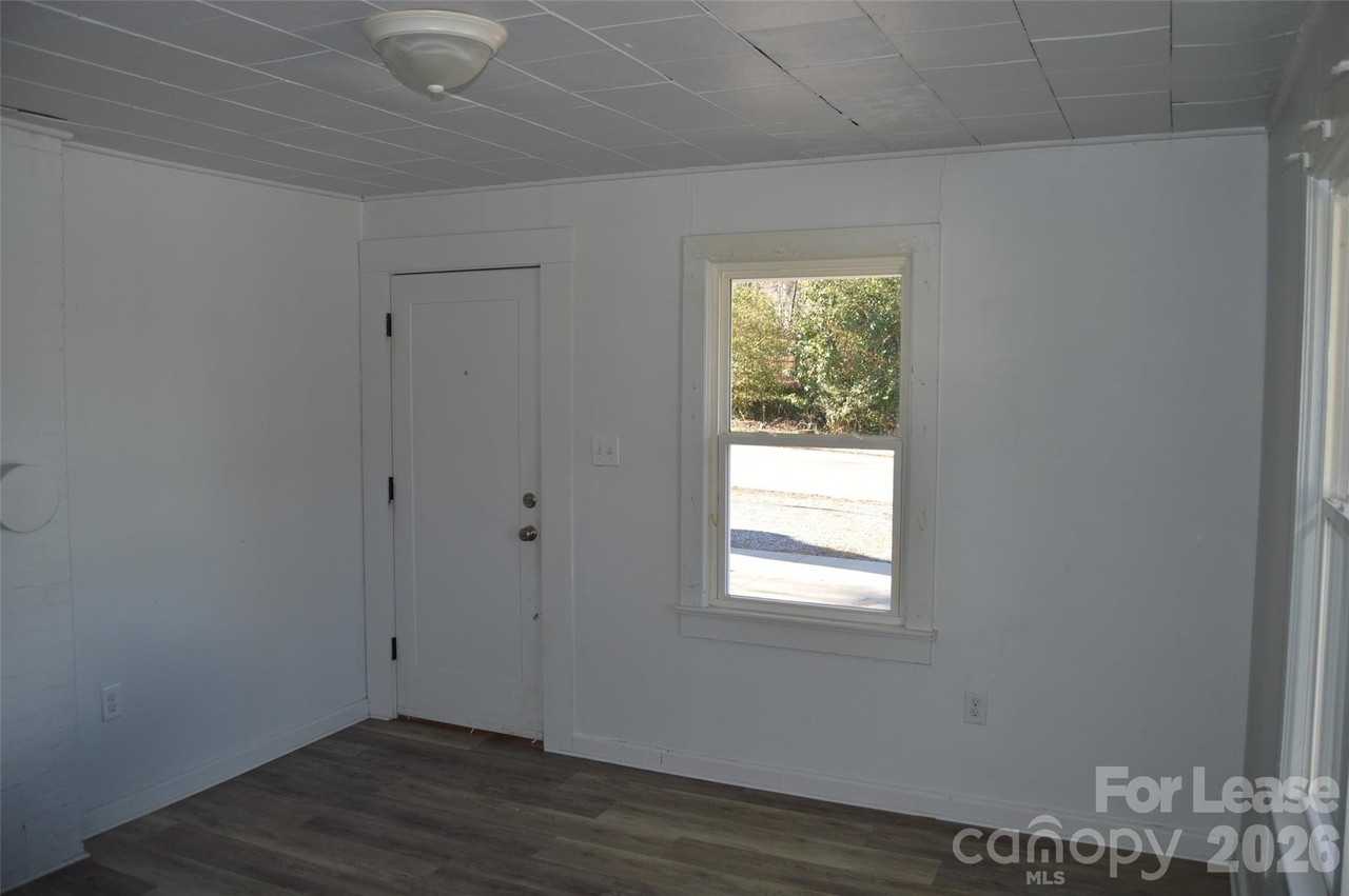 515 S Elm St - Photo 4 of 11