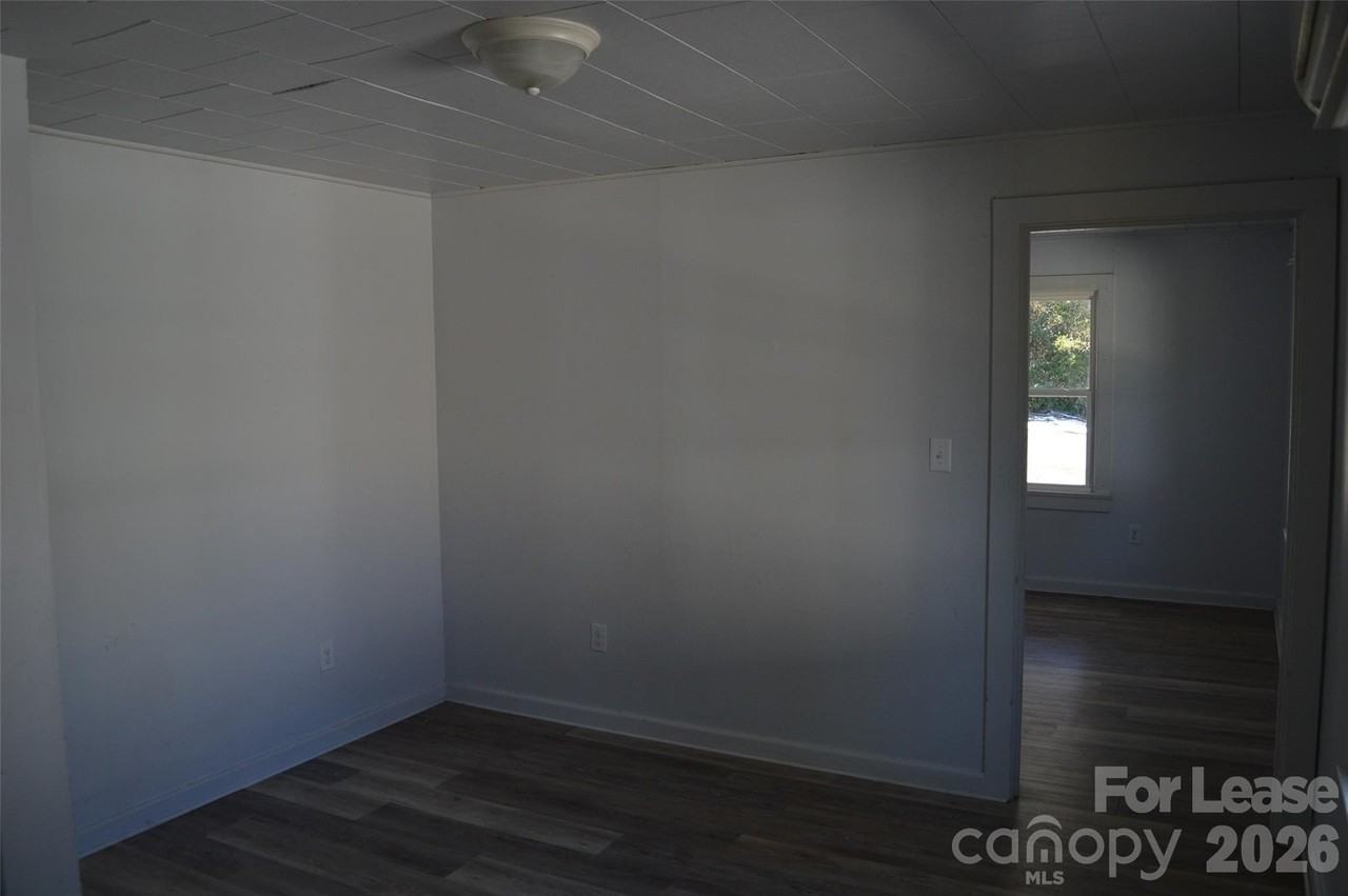 515 S Elm St - Photo 5 of 11