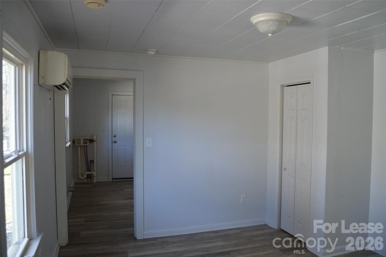 515 S Elm St - Photo 6 of 11
