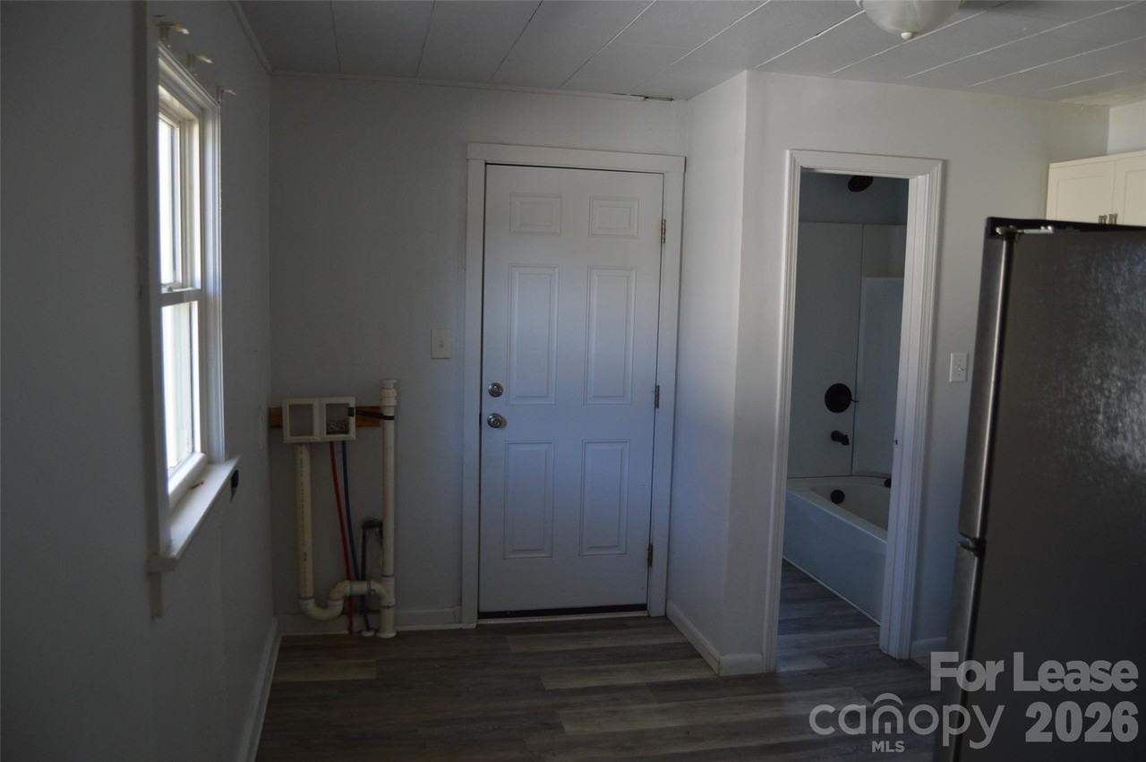 515 S Elm St - Photo 7 of 11