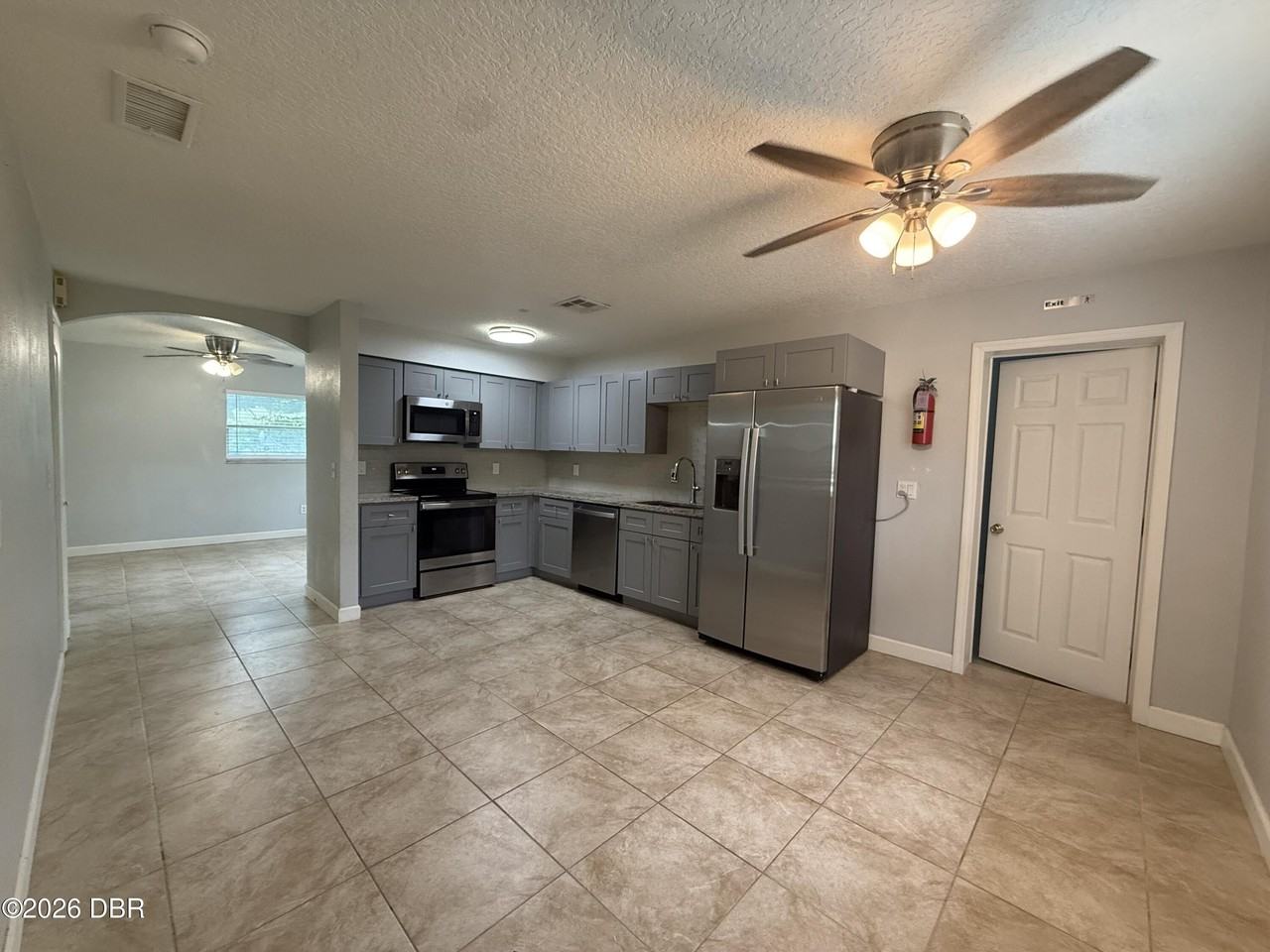 228 E Holly Dr - Photo 3 of 11